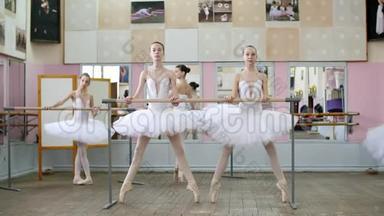 在芭蕾舞厅里，穿着白色芭蕾舞裙的女孩，穿着芭蕾舞裙的女孩，在芭蕾上订婚，排练着向前的普利，年轻的芭蕾舞演员